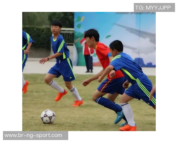 小学校园足球比赛热情洋溢学生们展现青春活力与团队精神 小学校园足球比赛热情洋溢学生们展现青春活力与团队精神